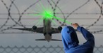 Laserattacke (Bildmontage): Kein Lausbubenstreich, sondern eine Straftat.