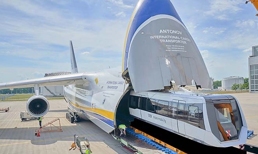 Beladung der Antonov An-124: Zwei Fahrzeuge der TSB Magnetschwebebahn Max Bögl wurden verladen.