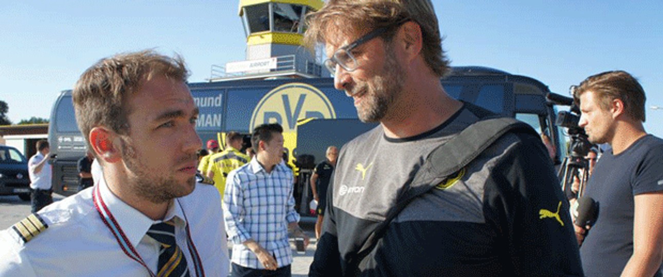 Der erste Fußballclub, der mit Intersky flog, war der BVB. Hier diskutiert Trainer Jürgen Klopp mit einem Piloten.