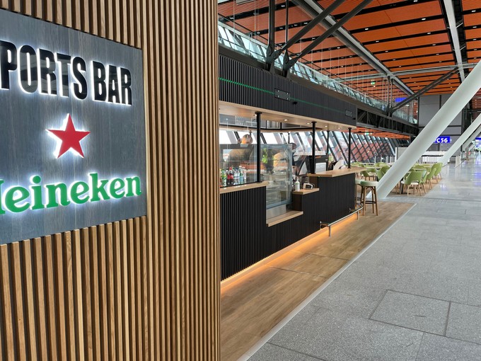 Kleine Läden und eine Snackbar gibt es im Flugsteig ebenso wie zwei Lounges für Premiumgäste.