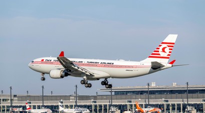 Ein Airbus A330-200 von Turkish Airlines landet am Flughafen BER: Turkish Airlines setzt am meisten Langstreckenflugzeuge innerhalb Europas ein.