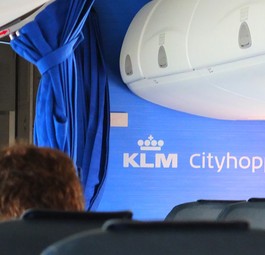 Kabine eines KLM-Cityhopper-Jets: In die Embraer 190 sollen mehr Sitze.