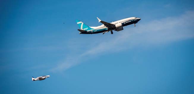 Auf ihrem Jungfernflug wurde sie von einem Flieger begleitet.