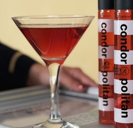 Condorpolitan in Flasche und Glas: Condor hat einen eigenen Cocktail.