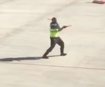 Einwinker weist tanzend den Weg