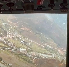 Die Landung in Paro aus dem Cockpit einer ATR  42 aus gesehen.