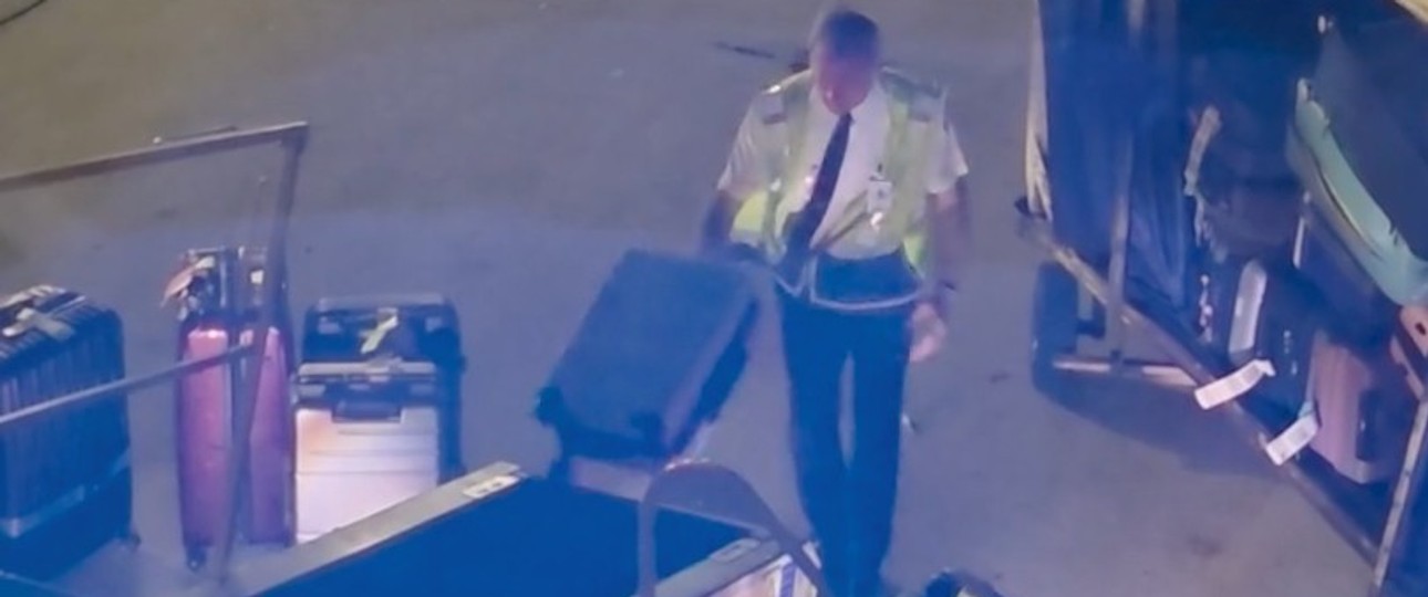 Delta-Pilot bei einer für ihn ungewöhnlichen Arbeit.