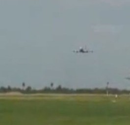 Anflug des Jumbos: Ohne Fahrwerk.