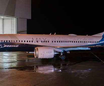Am 8. Dezember 2015 war es soweit. Erstmals fuhr eine Boeing 737 Max aus dem Hangar und wurde öffentlich präsentiert.