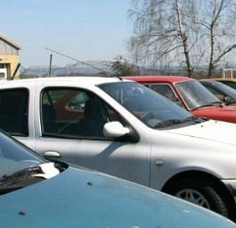 Was mit dem Besitzer des verwahrlosten, weißen Renaults passiert ist, weiss niemand: Der Flughafen Frankfurt Hahn versteigerte dieses und 12 weitere Autos, die hinterlassen wurden.