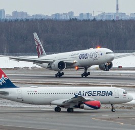 Flugzeuge von Qatar Airways und Air Serbia am Flughafen Moskau-Sheremetyevo (Archivbild 2022): Auch heute fliegen viele internationale Airlines nach Moskau.