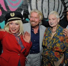 Virgin-Atlantic-Chef Richard Branson konnte keine Geringere als Vivienne Westwood verpflichten, die neuen Uniformen seiner Airline zu designen.