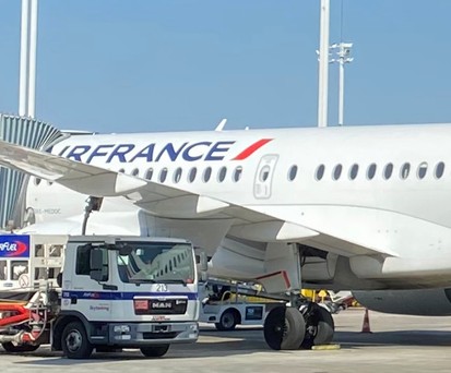 Betankung eines Air-France-Fliegers: Die Gruppe will die EU-Ziele übertreffen.