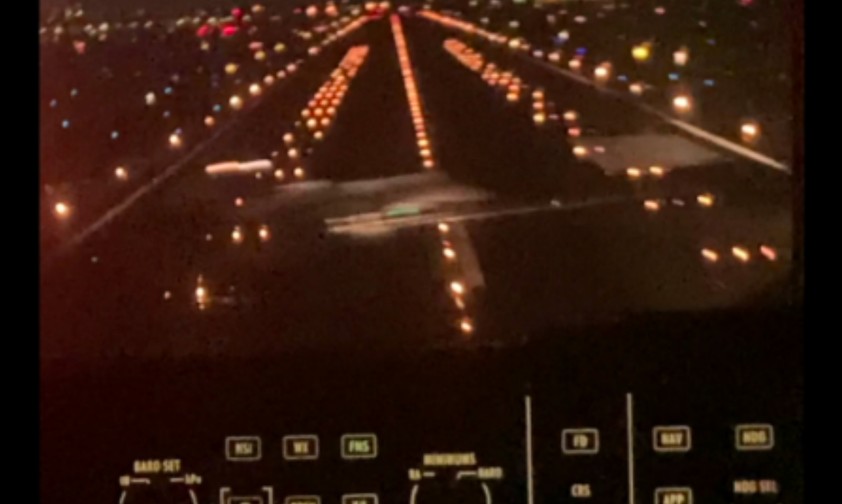 Wirklich knapp: So sah es in Boston aus dem Cockpit der Embraer-Maschine aus.
