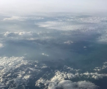 Blick aus dem Fenster: Schlechtes Wetter beunruhigt die Leute mit Flugangst.