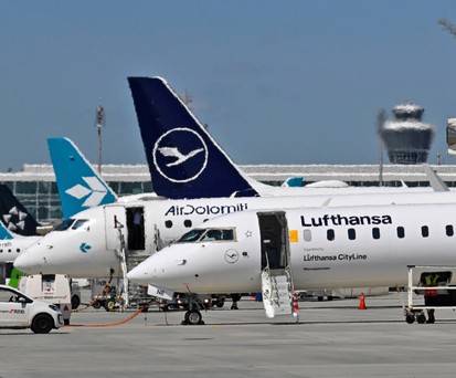 Flieger von Lufthansa und Air Dolomiti in München: Hunderte Fluggäste saßen fest