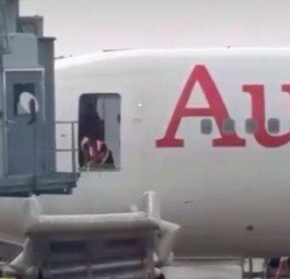 Die Notrutsche wird abtransportiert: Verzögerungen beim Abflug der Boeing 767 von Austrian Airlines.