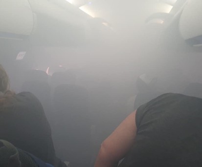 British-Airways-Jet füllt sich mit dichtem, weißen Rauch