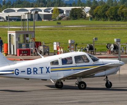 Piper PA-28 vor einer Tankstelle: Avgas 100LL ist in der EU bis 2032 erlaubt.
