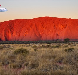Airbus A220 über dem australischen Inselberg Uluru: Qantas holt sich Nachschub.