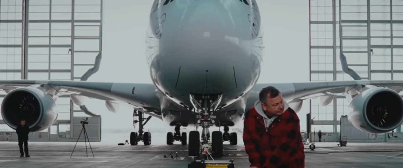 Airbus A380 von Lufthansa: Der Superjumbo wurde von einem Akkuschrauber gezogen.