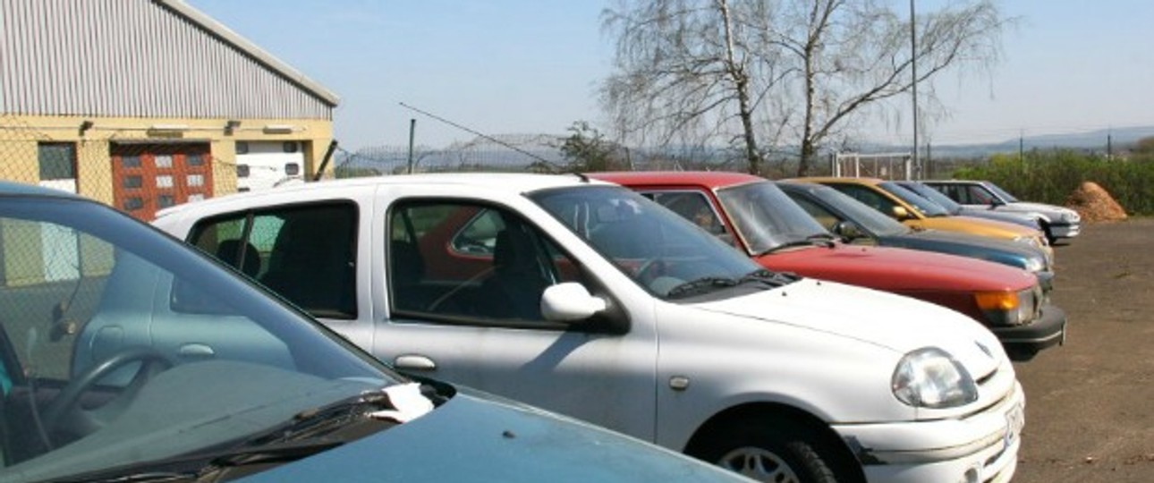 Was mit dem Besitzer des verwahrlosten, weißen Renaults passiert ist, weiss niemand: Der Flughafen Frankfurt Hahn versteigerte dieses und 12 weitere Autos, die hinterlassen wurden.