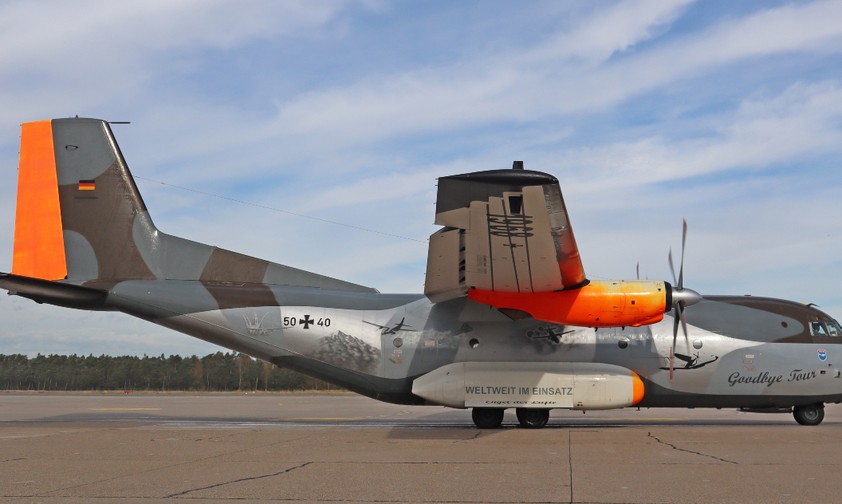Die Transall C-160 mit dem militärischen Kennzeichen 50+40 ...