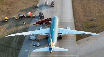 Die stehen gebliebene Boeing 787 von Vietnam Airlines nach der Landung in München: Die Blackbox wird ausgewertet.