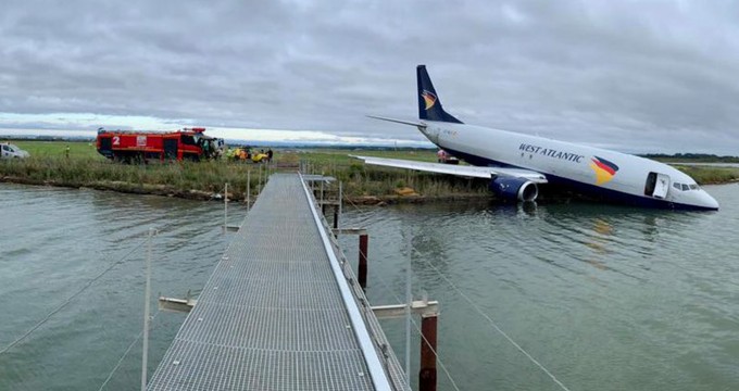 Boeing 737-400 von West Atlantic: Nach der Landung im See gelandet.