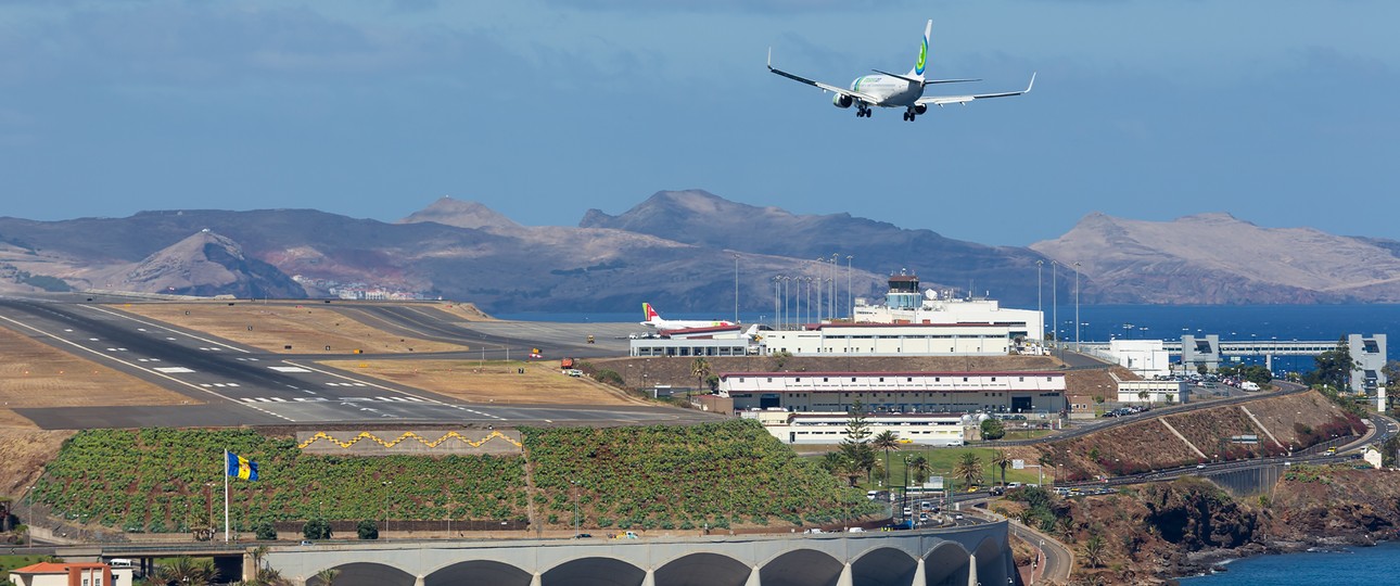 Anflug: Heute landen wir auf einem Inselflughafen.