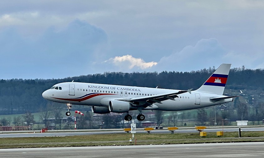 Der Airbus A320 von Kambodscha landet in Zürich.