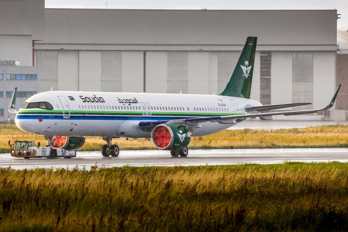 Der A321 Neo in Hamburg: Weiß mit mehrfarbigen Streifen ...