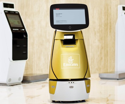 Check-in-Roboter Sara: Spricht mit den Reisenden.