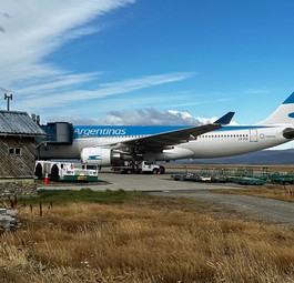 Airbus A330 von Aerolineas Argentinas in Ushuaia: Die Airline gehört künftig den Angestellten.