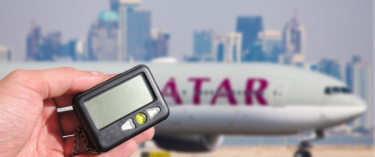 Pager vor einem Qatar-Airways-Jet: Auf Libanon-Flügen nun verboten.