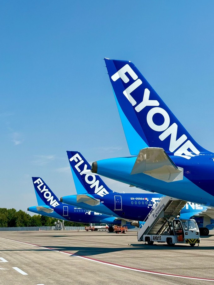 Die Leitwerke der drei neuen Flugzeuge.