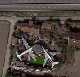 Ein Mini-Flugzeugfriedhof im 1000-Seelen-Dorf