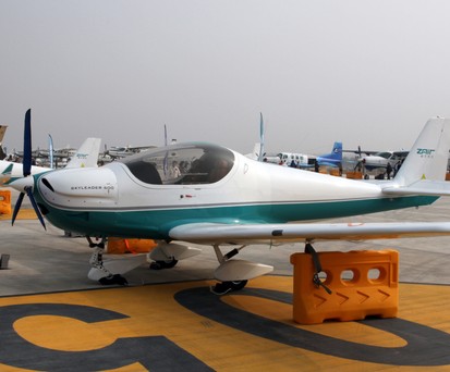 Mehrere chinesische Kleinflugzeug auf einer Messe in Wuhan: Aktuell dürfen nur noch Linien- und Rettungsflüge in China starten.