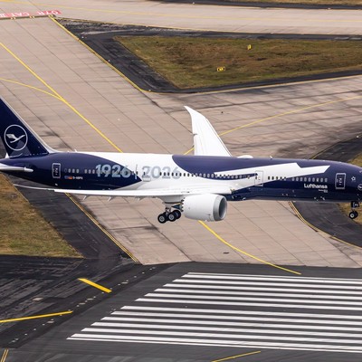 Die Boeing 787-9 von Lufthansa mit der 100-Jahre-Sonderlackierung: Die D-ABPU spielt am 6. April Luft Hansa.