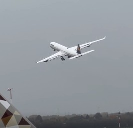 Lufthansas Airbus A340-600 mit dem Kennzeichen D-AIHX vor einer Etihad-Heckflosse: Abschied aus Düsseldorf.