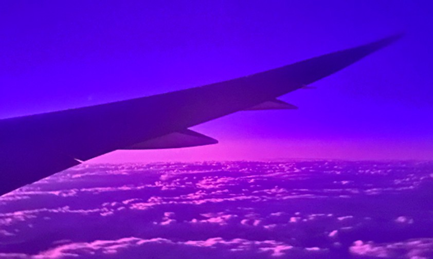 Blick aus dem Fesnter eines Dreamliners: Dunkel aber nicht finster.