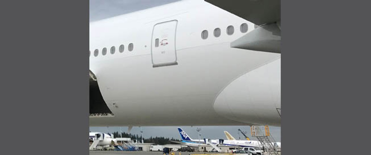 Tür 4 einer Boeing 777-300 ER: Die Schwelle liegt rund fünf Meter über dem Boden.