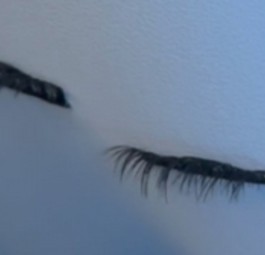 Falsche Wimpern an der Wand: Vergessen oder extra zurückgelassen?