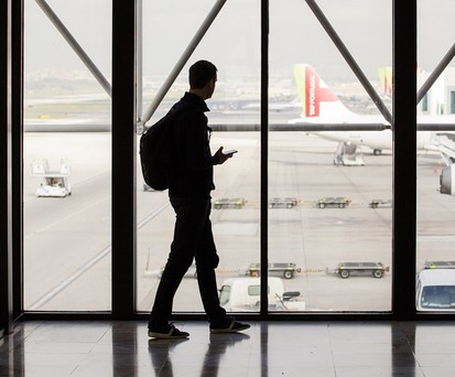Passagier im Terminal des Flughafens Lissabon: Der Flughafen soll für 233 Millionen Euro modernisiert werden.