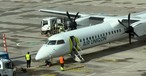 Aash 8 Q-400 am Flugahfen BER: Die Airliner verbindet Friedrichshafen mit Sylt über Berlin.