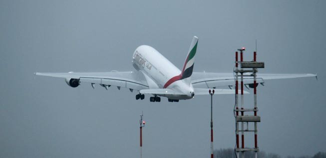Airbus A380 von Emirates in Hamburg-Finkenwerder.