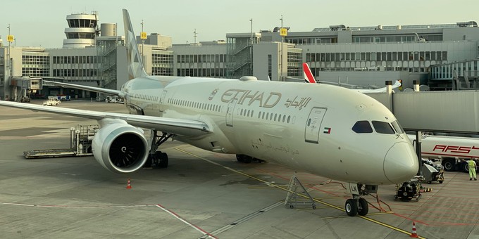 Die Boeing 787-9 vor dem Start in Düsseldorf: Etihad Airways bedient die Route ...