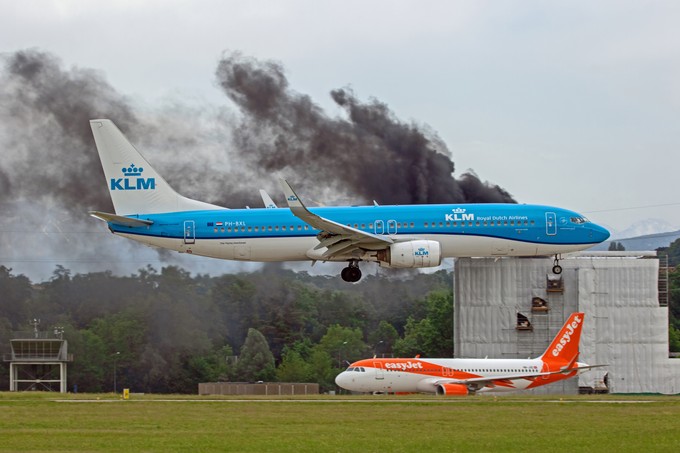 Eine Maschine von KLM fliegt am brennenden Gebäude ...