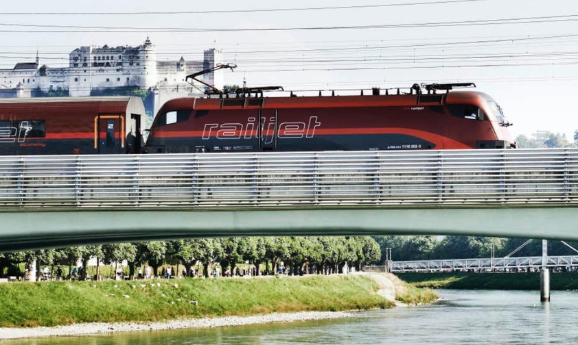 Railjet vor Festung Hohensalzburg in Salzburg: Künftig viel öfter zum Wiener Flughafen.