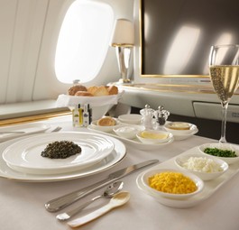 Kaviar und Champagner: Wer First Class fliegt, bekommt das bei Emirates unbegrenzt.